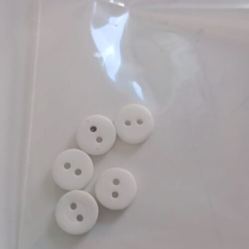 1Botón blanco pequeño 2 ojales precio 200 unidad