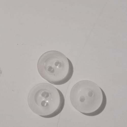 Botón blanco pequeño 2 ojales precio 200 unidad