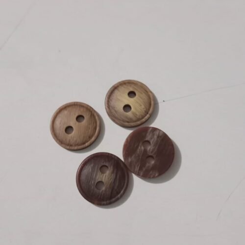 Botón café imitación madera pequeño 2 hojales precio 200 unidad