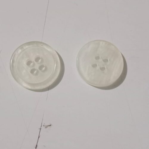 Botón mediano blanco 4 hojales precio 200 unidad
